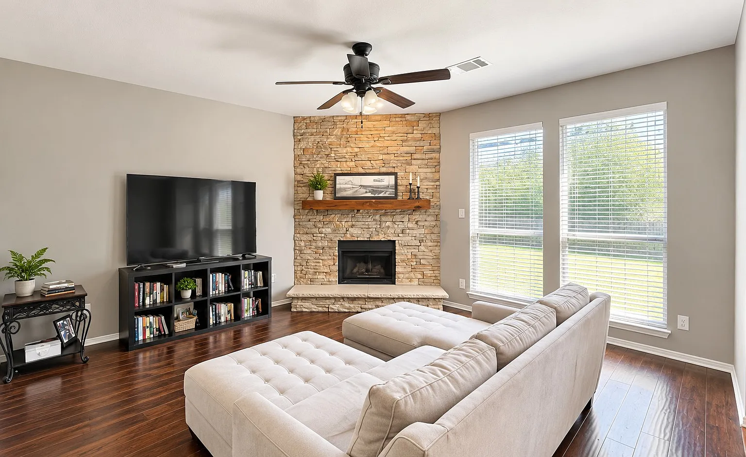 4 bed, 1880 sqft, $2,500 — Photo 2