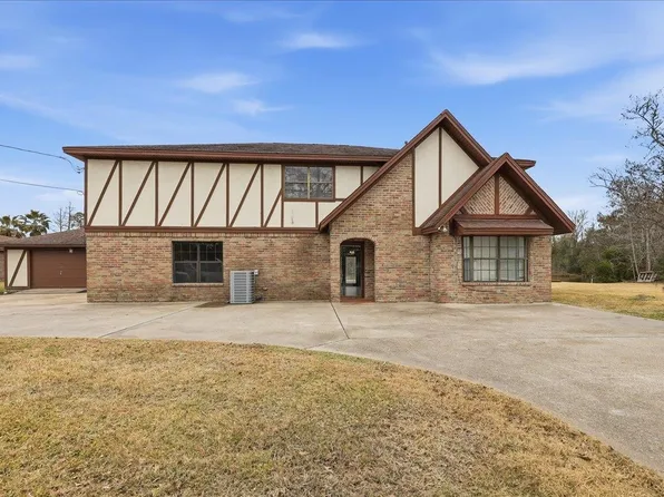 221 Berwick Dr, Bridge City, TX 77611