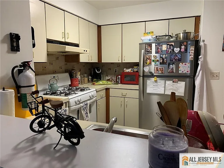 404 Carhart Ct — Photo 3