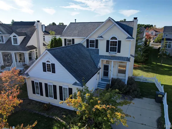 88 Champlain Blvd, Howell, MI 48843