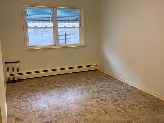 4th image of 657 Saint Lawrence Ave #2