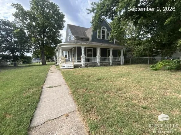 303 W 8th St, Chapman, KS 67431