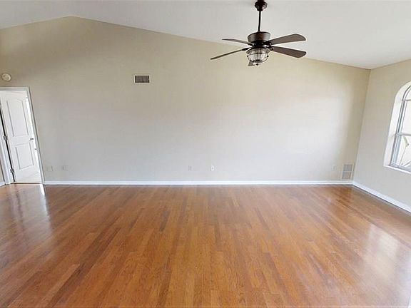 3rd image of 94 Colechester Ln