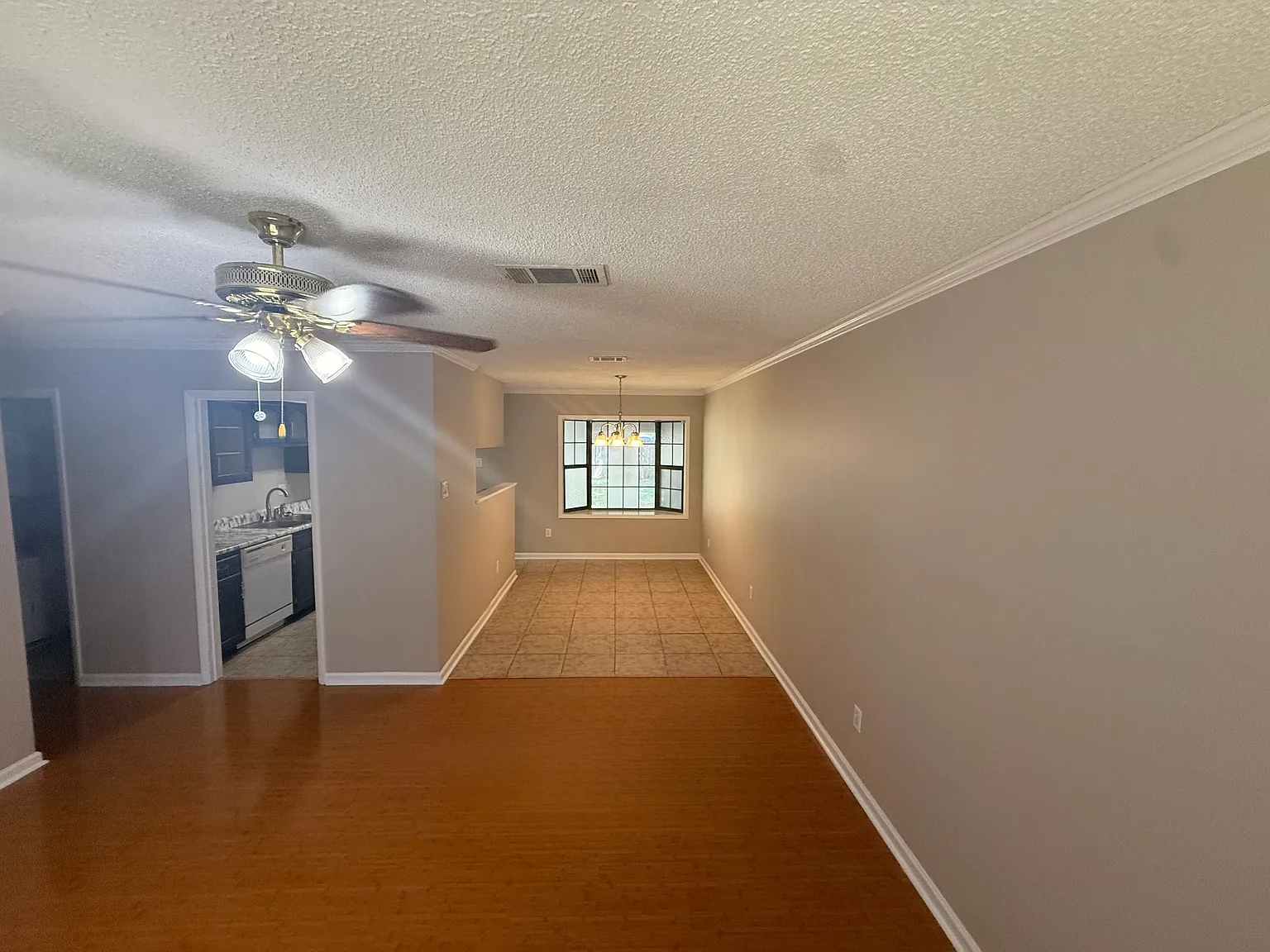 3 bed, 1200 sqft, $1,600 — Photo 2