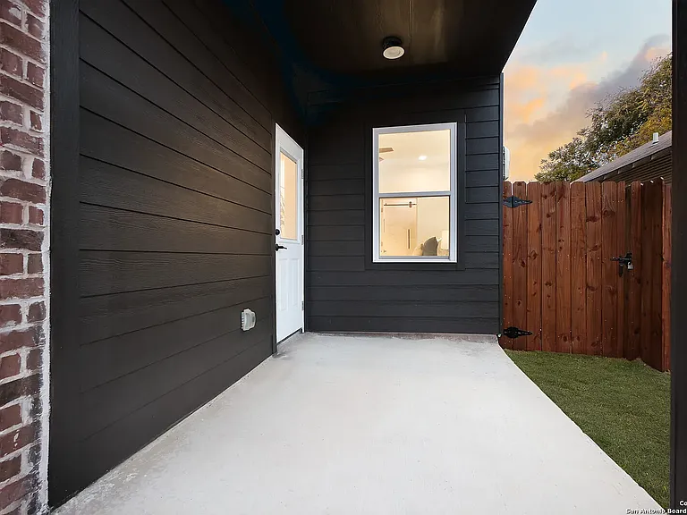 1019 S Hackberry St #201 — Photo 23
