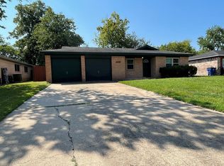 525 W Mimosa St, Angleton, TX 77515