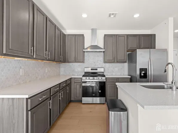 644 Lorhan Dr, Piscataway, NJ 08854