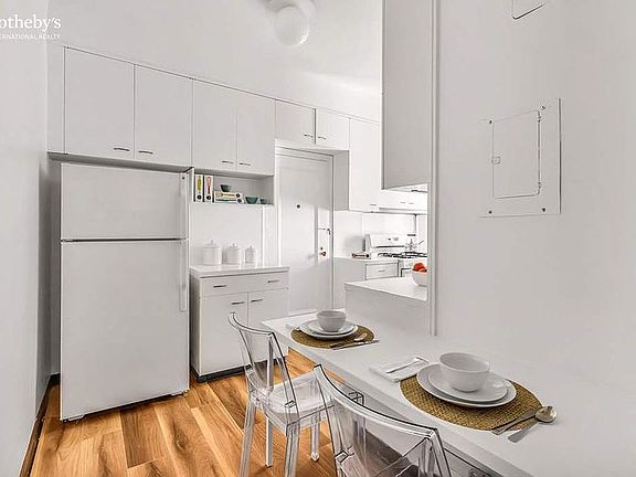 5th image of 1070 Park Ave #10B