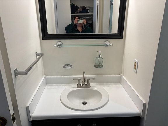 3rd image of 562 Woodland Ave APT 49