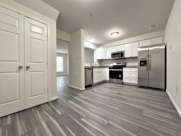 Eat-in Kitchen, Stainless Steel Appliances