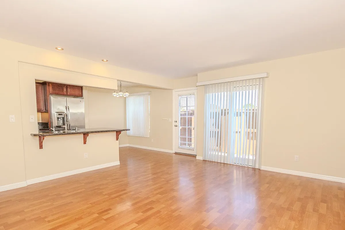 Building Photo - 5252 Balboa Arms Dr #155