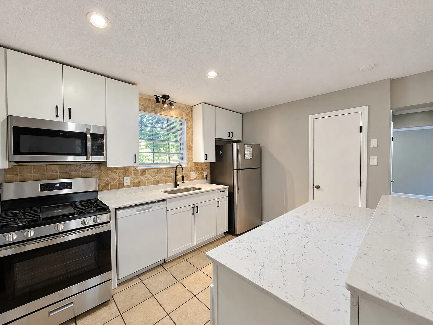 4 bed, 2000 sqft, $2,295 — Photo 3