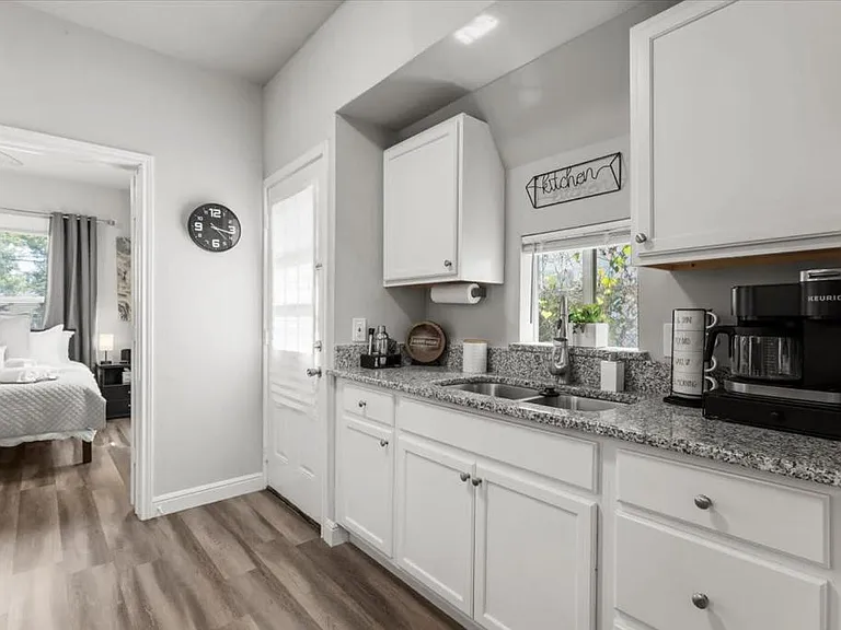 1114 W Elsmere Pl — Photo 10