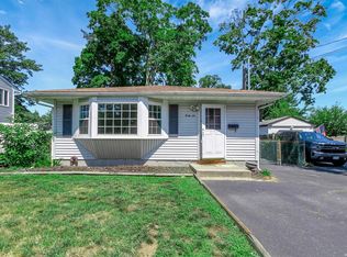 46 Blythe Rd, Ronkonkoma, NY 11779
