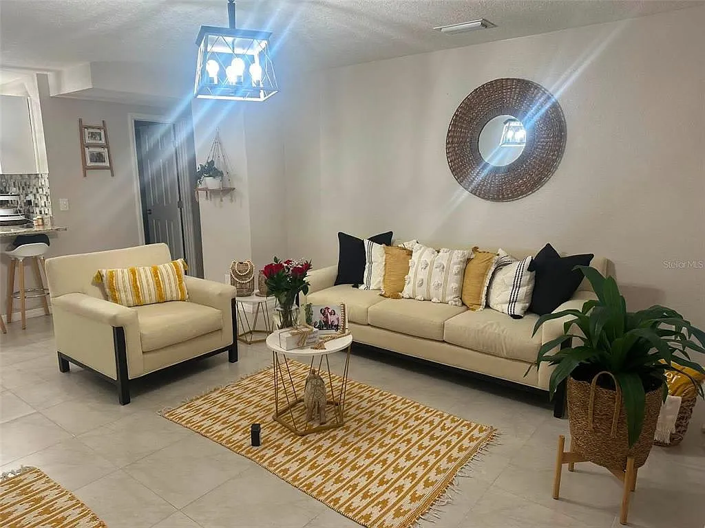 3 bed, 1.0 bath, 870 sqft, $2,400 — Photo 4