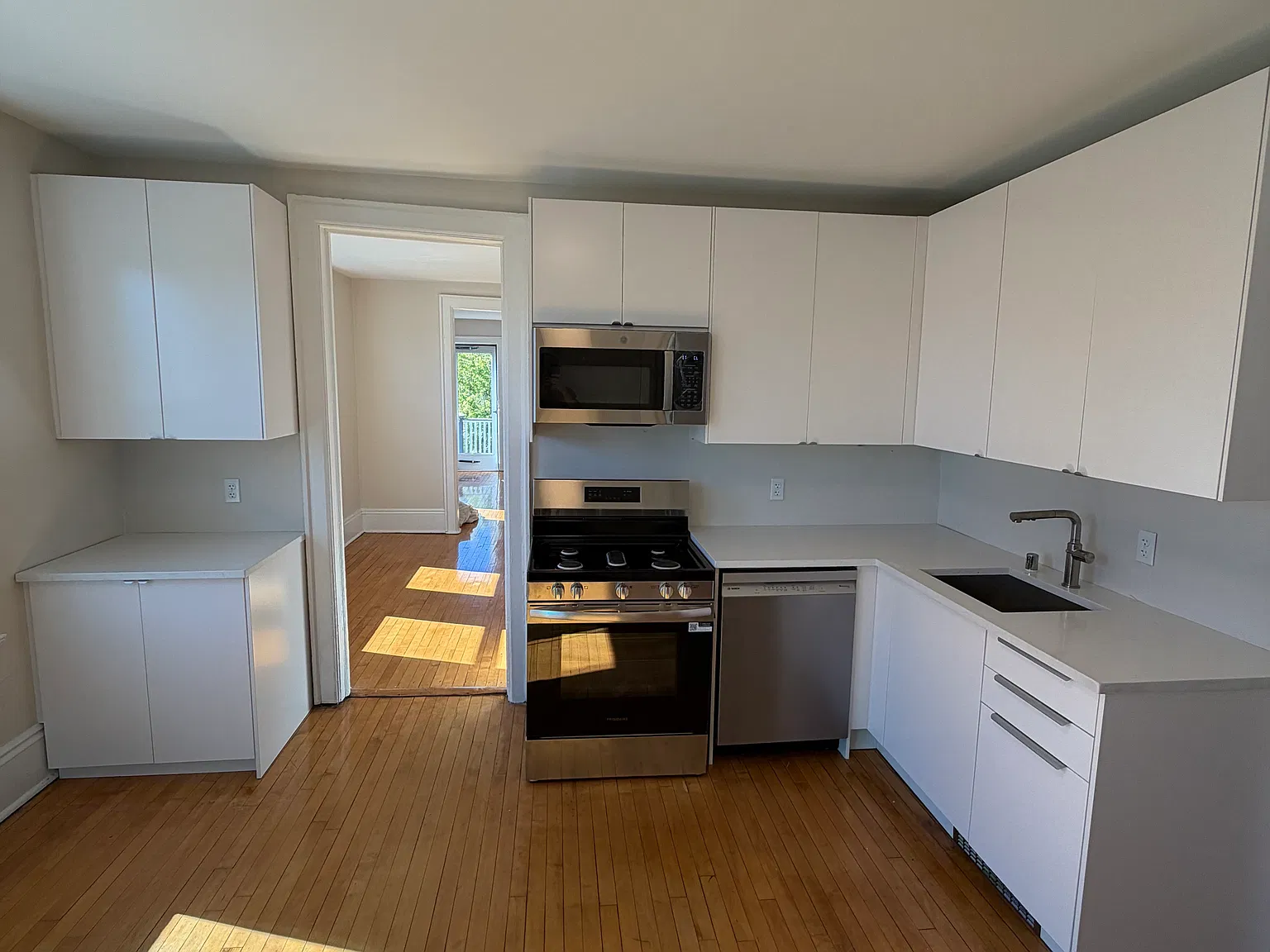 2 bed, 900 sqft, $1,595 — Photo 1