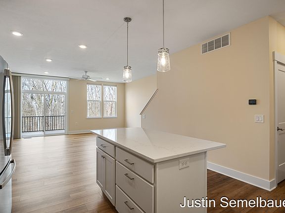 4th image of 2335 Watertown Way NE