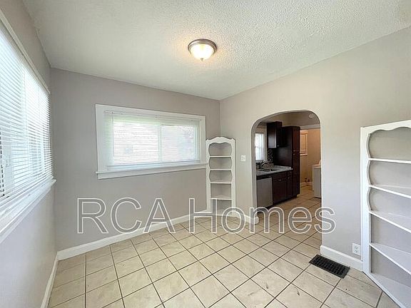 4th image of 433 N Bradley Ave