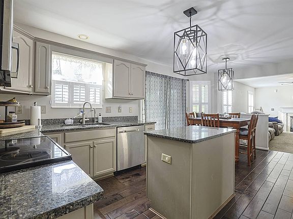 4th image of 1095 Pinewood Dr