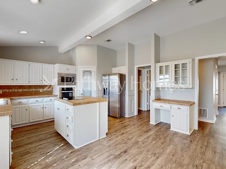 608 Westway Dr — Photo 7
