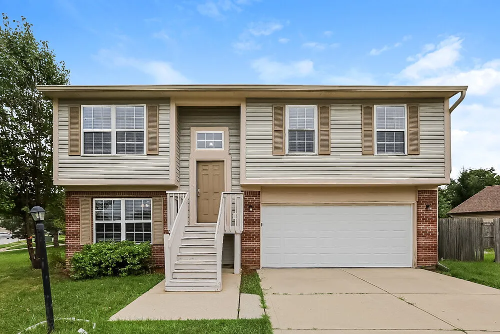 3 bed, 2.5 bath, 2716 sqft, $1,910 — Photo 1