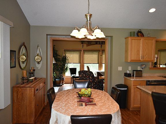5th image of 4932 Algonquin Trl NW