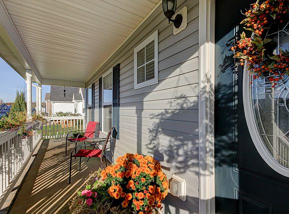 3rd image of 1601 Broad Cir