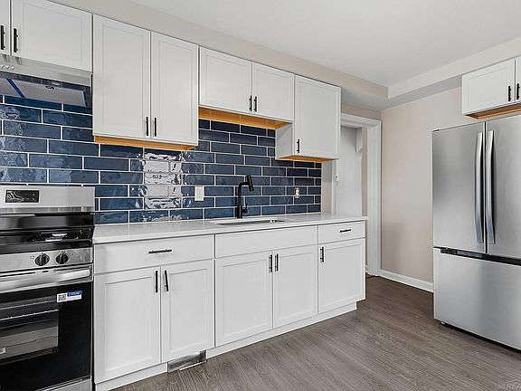 4th image of 16213 Forest Ave