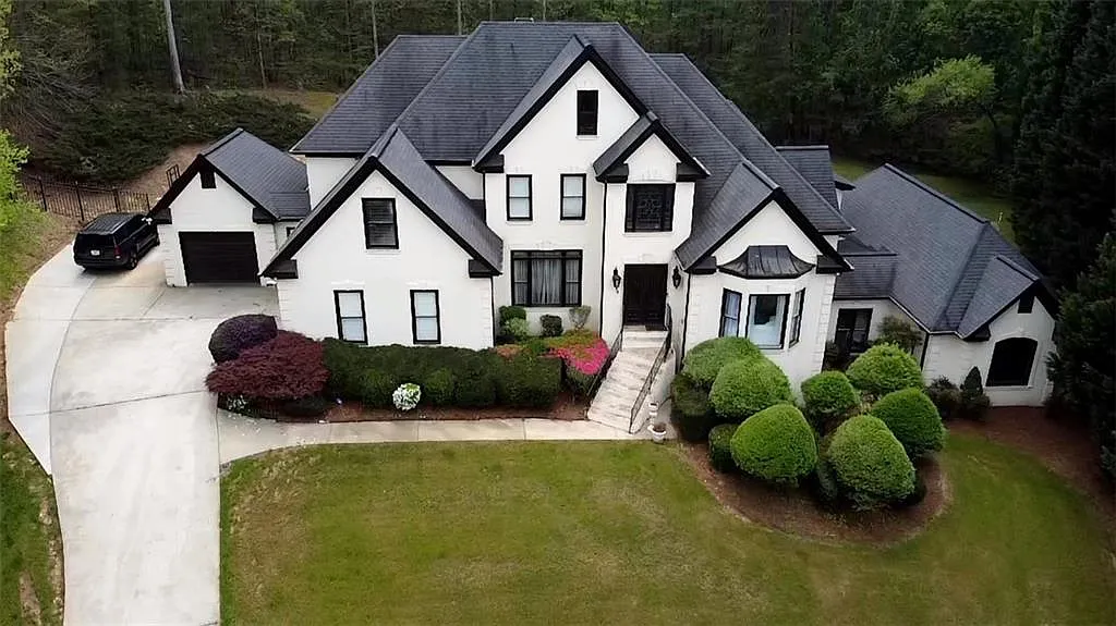 6 bed, 5.5 bath, 6031 sqft, $9,500 — Photo 1