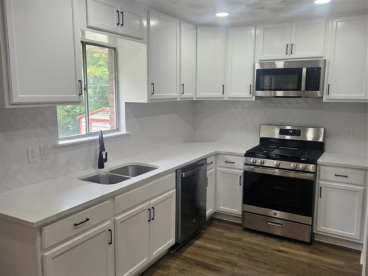 3 bed, 2.0 bath, 1657 sqft, $2,200 — Photo 4