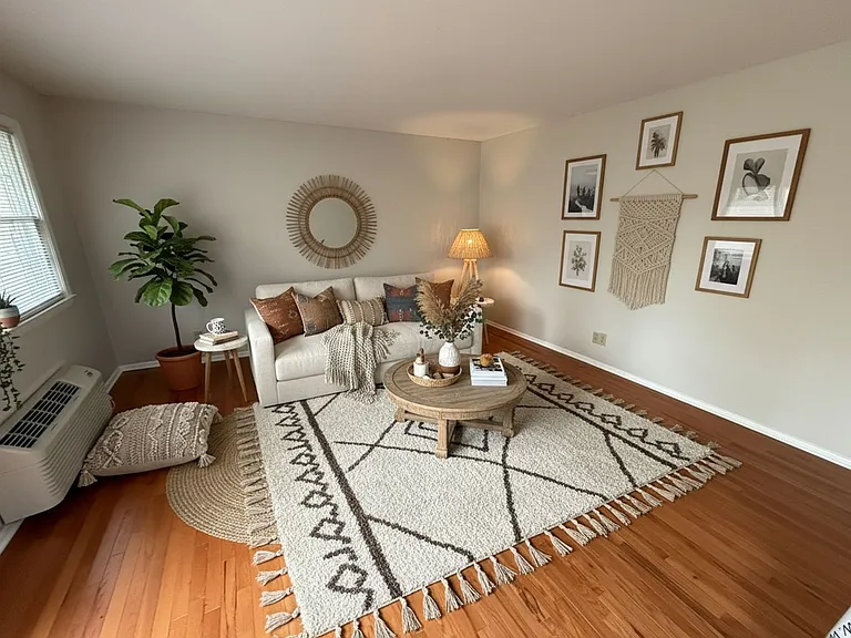 Adorable 1 Bed 1 Bath Apartment with hardwood floors! Washer/Dryer included! — Photo 42