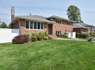 45 Whitman Ave, Syosset, NY 11791