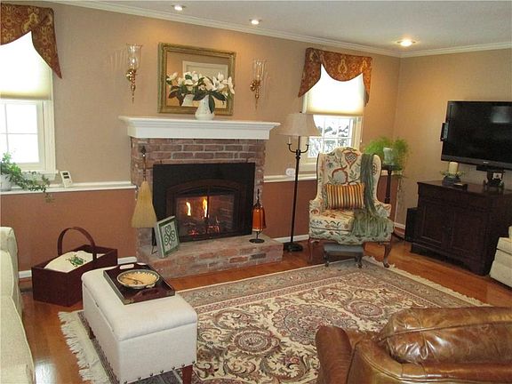 4th image of 14 Oakwood Ln