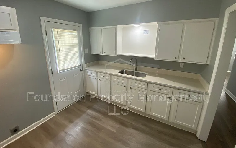 3 bed, 1.0 bath, 1054 sqft, $1,495 — Photo 3