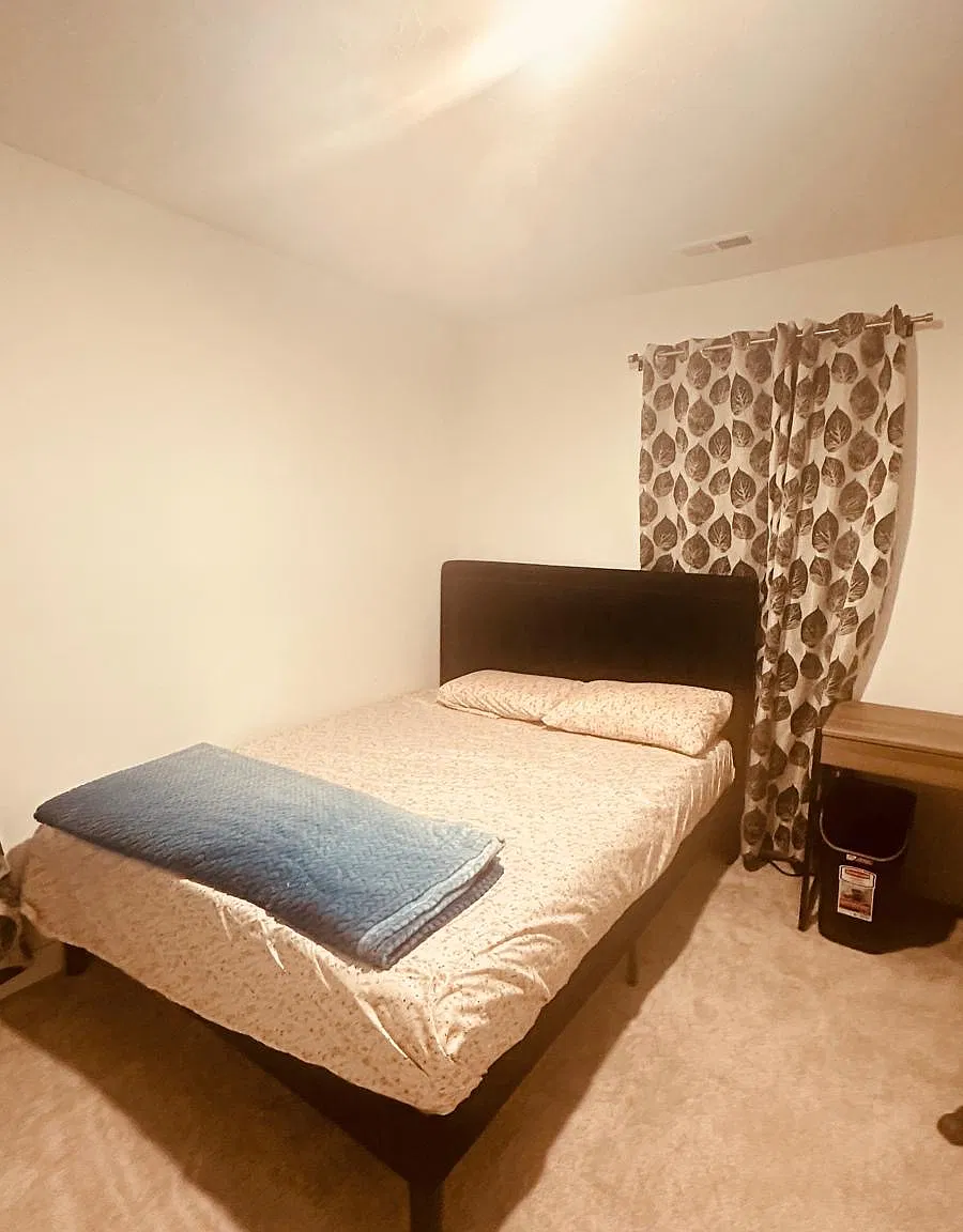 5 bed, 2247 sqft, $850 — Photo 2