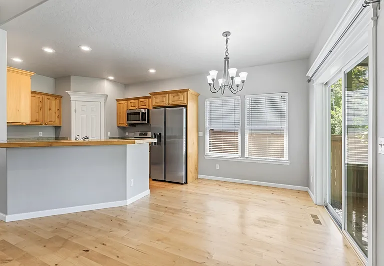 552 E Whitney Ct — Photo 11