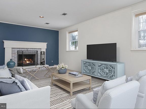 4th image of 903 Old County Rd