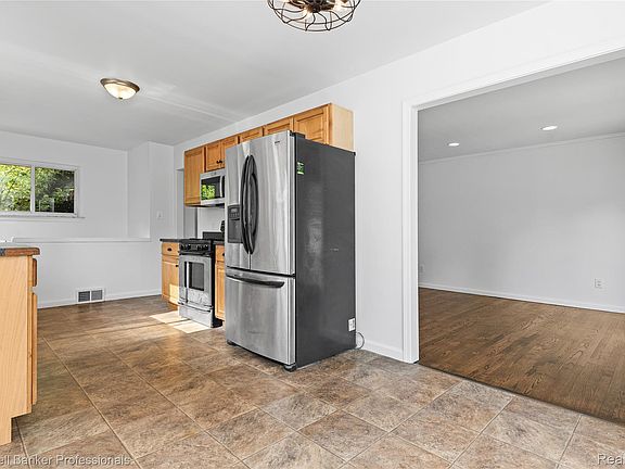 4th image of 15240 Grovedale St