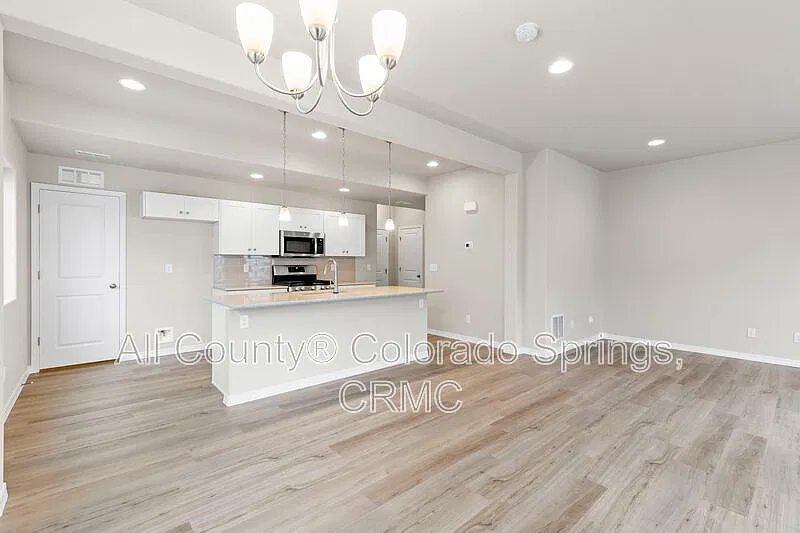 3 bed, 2.5 bath, 1773 sqft, $2,350 — Photo 3