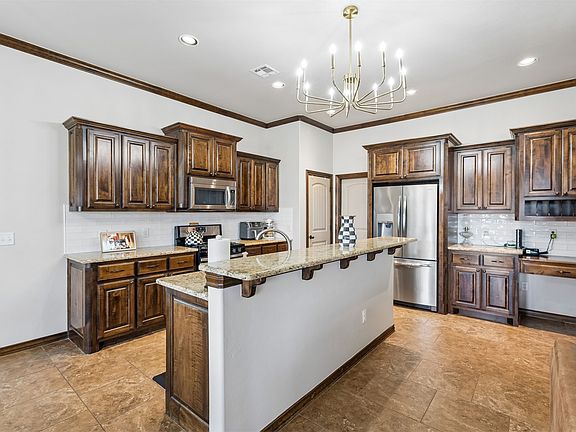4th image of 636 NE 23rd St