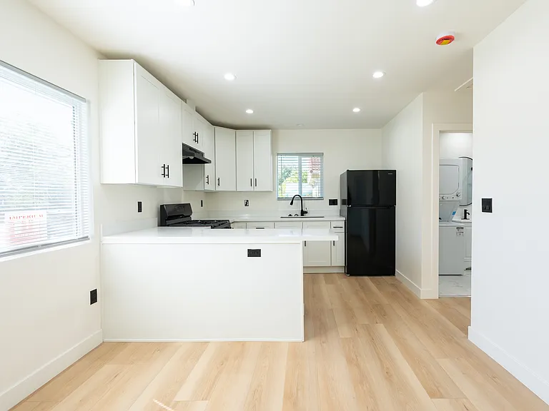 11009 Reseda Blvd — Photo 3