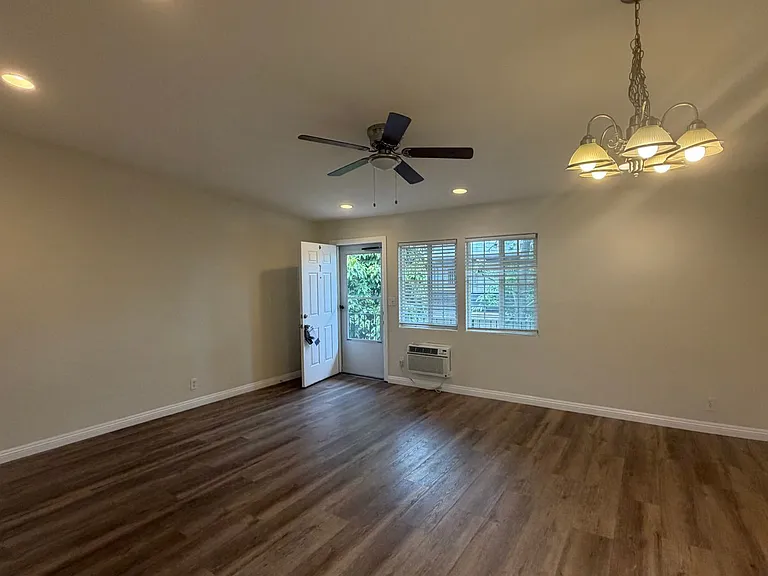 2119 E Westport Dr #7 — Photo 3