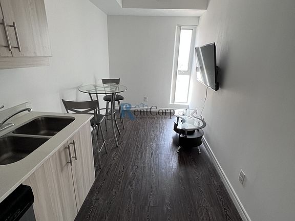 2nd image of 1903 King St N Room 2