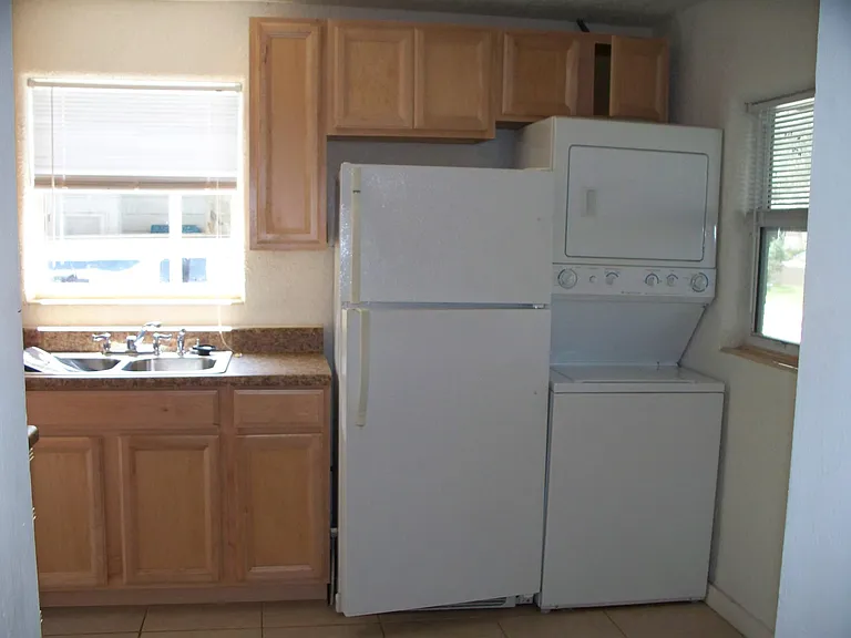 718 E Anderson St — Photo 6