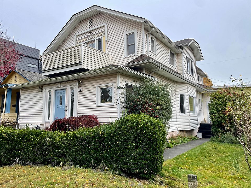 View of the front of the house. The apartment is the upper floor.