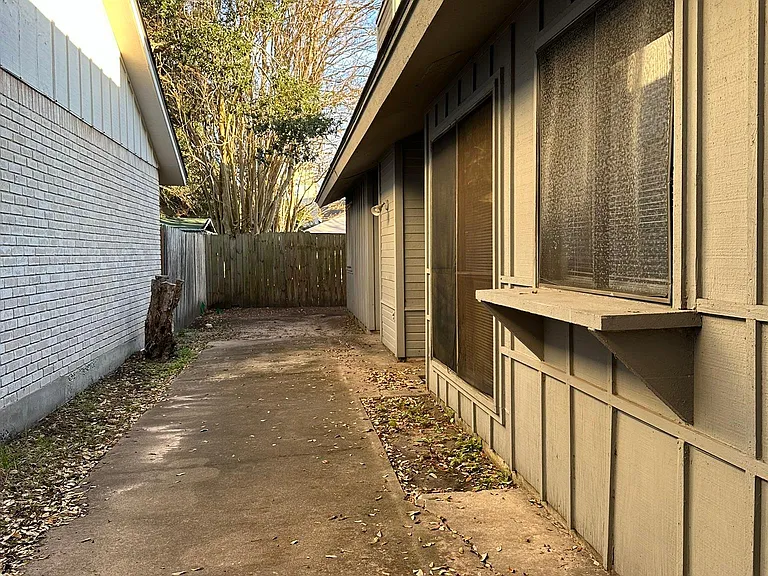 103 Montego Ct — Photo 13