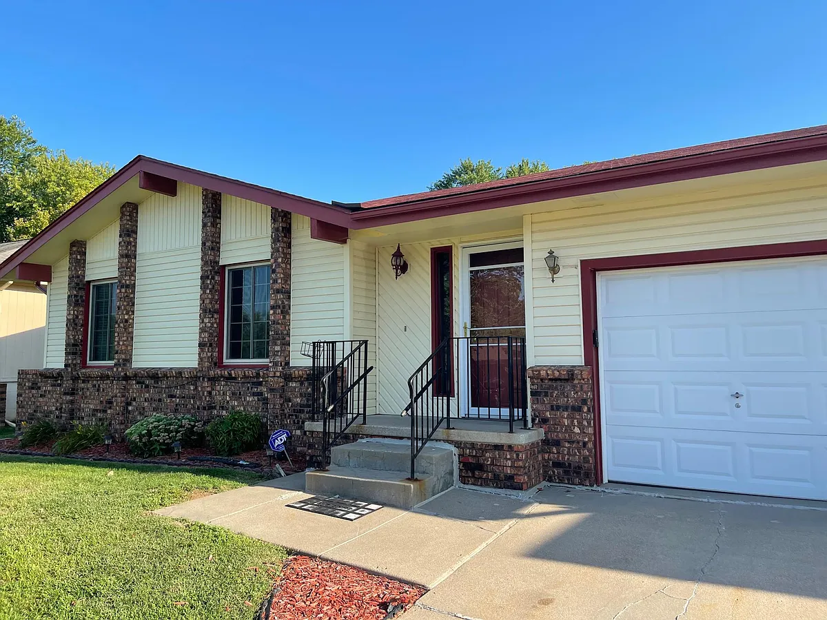 Building Photo - 2203 Brighton Dr