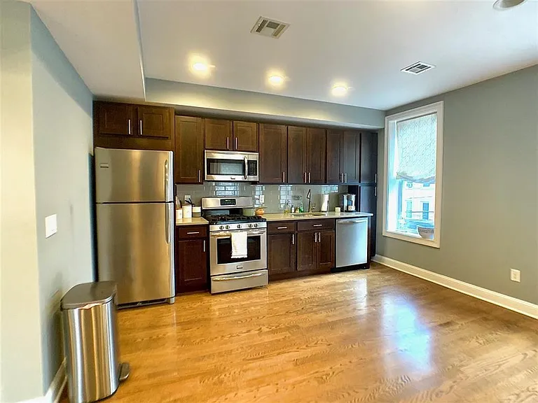1000 Willow Ave #1 — Photo 1