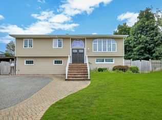 110 Haypath Rd, Bethpage, NY 11714