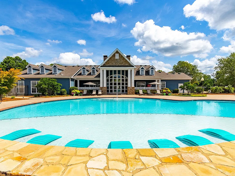 Summer Lake Apartments
